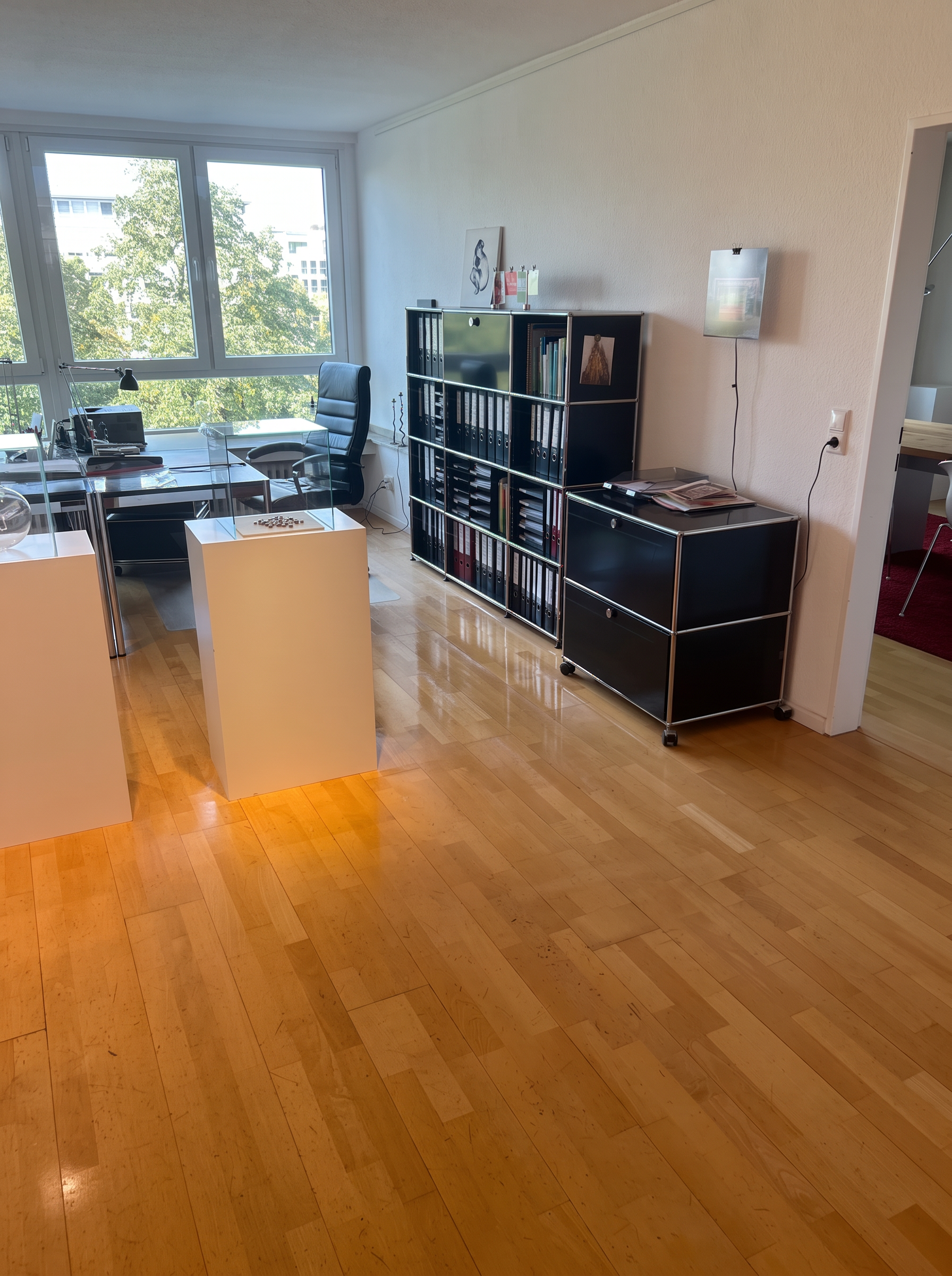 Gereinigtes Büro mit gepflegtem Holzboden